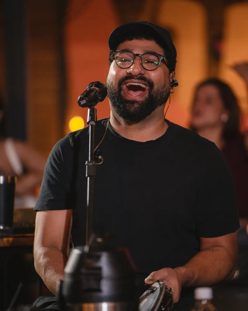 Abdon Neto cantando com o pandeiro no show