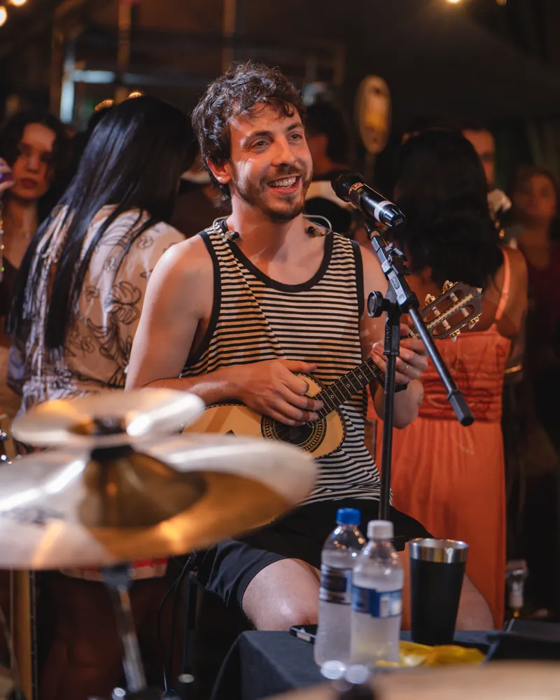 Lucas Bastos tocando cavaquinho no show